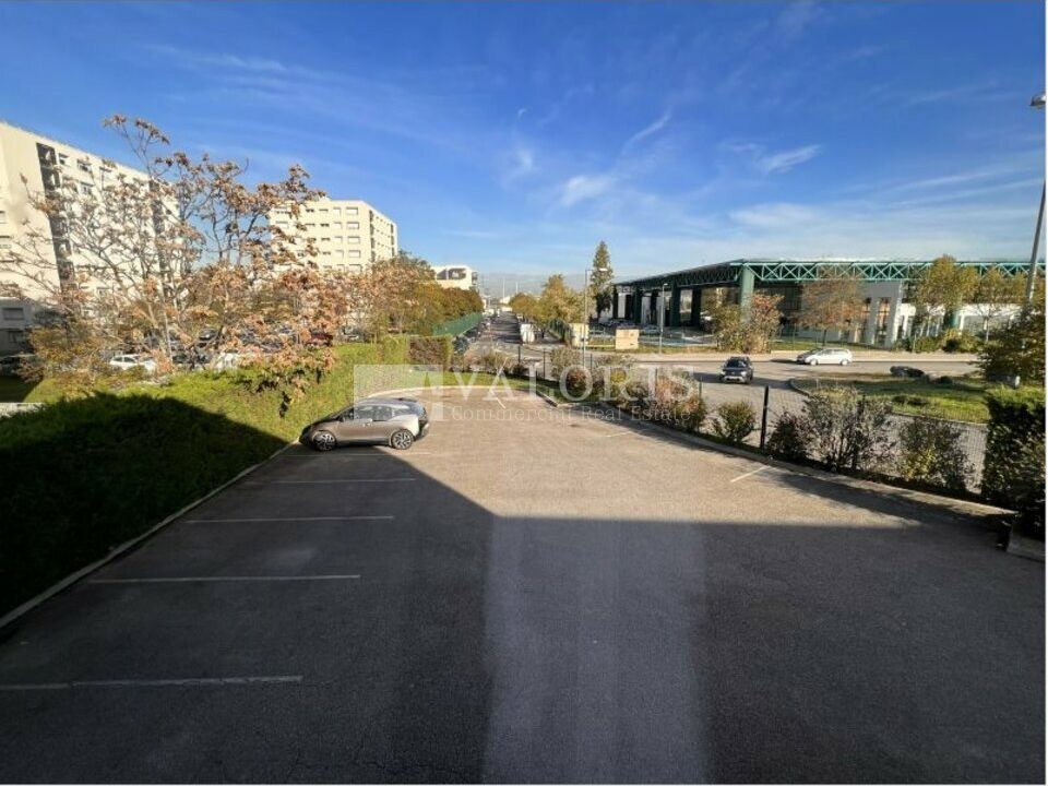 Valoris Real Estate vous propose à la location un local d'activités avec bureaux d'accompagnements sur un terrain clos et indépendant situé à proximité de la ZAC de l'Arsenal à Vénissieux.