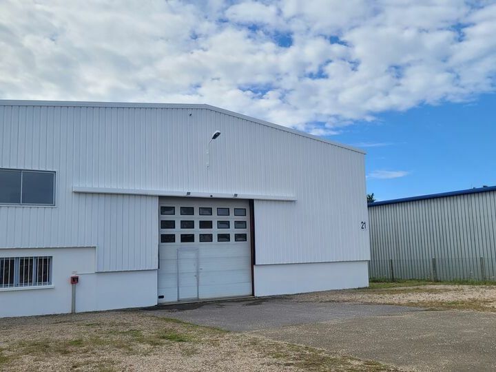 Beau bâtiment indépendant sur un terrain de 2017 m².