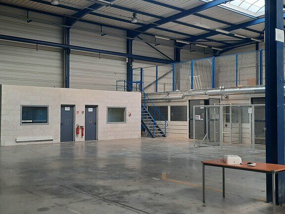 Location local d''activites 1900 m² divisibles à partir de 600 m²