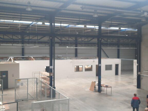 Local mixte activite/Bureau d'environ 1900 m² à louer 