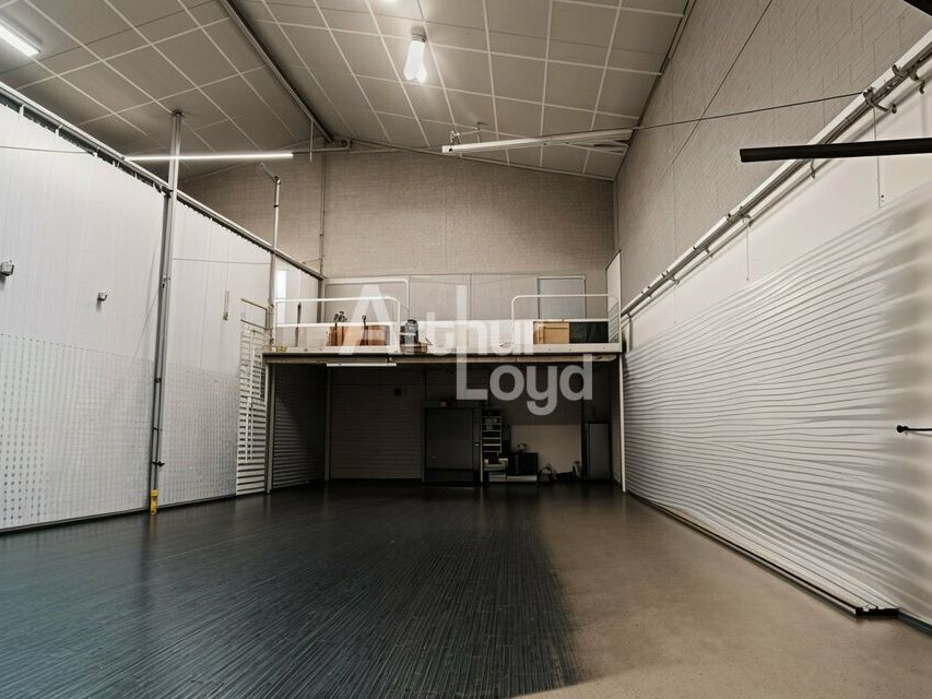 A LOUER - local d'activités / dépôt avec porte sectionnelle