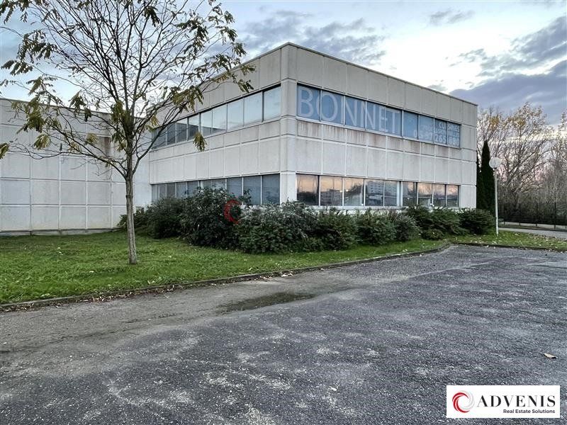 Vente local d''activites 2475 m² divisibles à partir de 196 m²