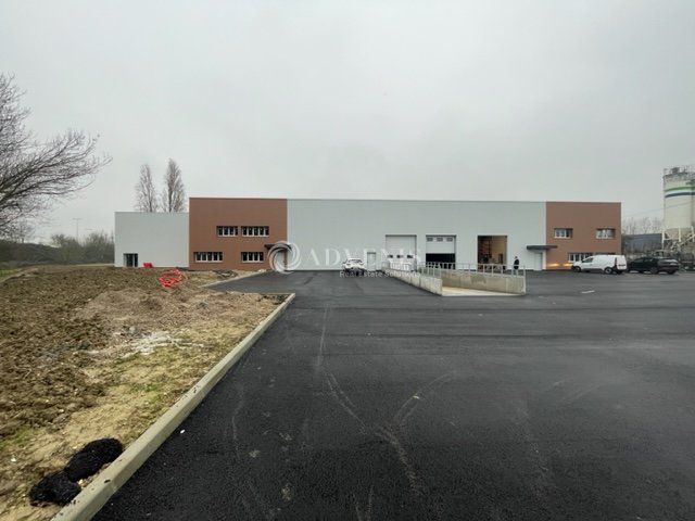 Location local d''activites 2100 m² non divisibles