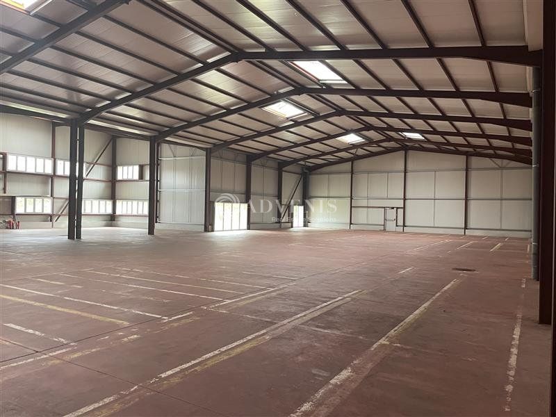 A LOUER -  BATIMENT D'ACTIVITE DE 2100 m² - PROCHE A10