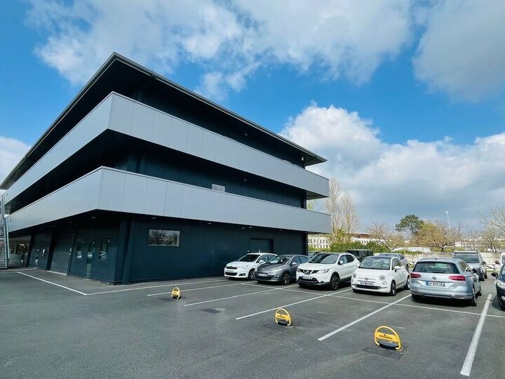 A LOUER - BUREAUX TRES BON ETAT - 220 M² 