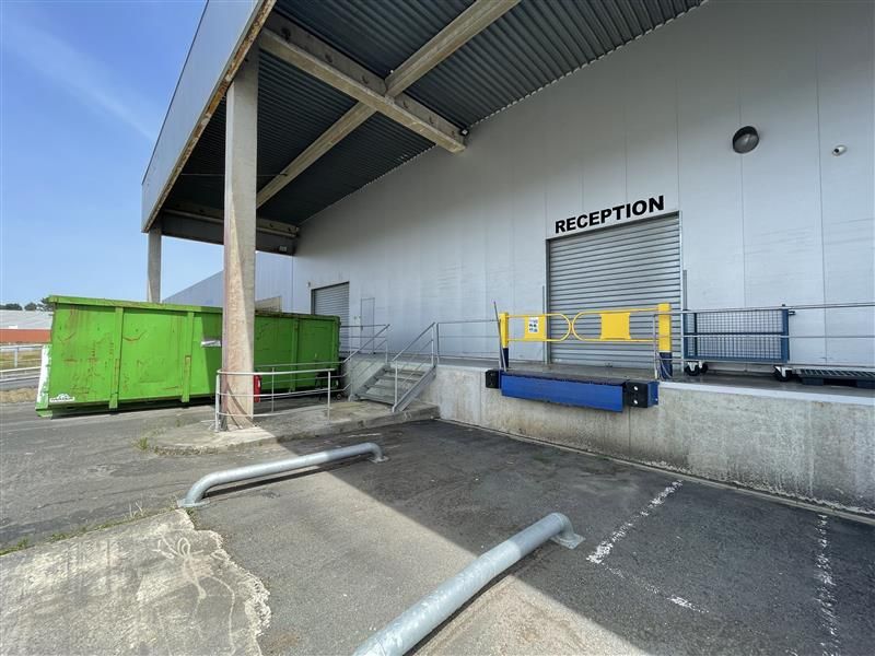 A LOUER - BATIMENT D'ACTIVITE DE 1300 M² AVEC QUAI - PROCHE A63
