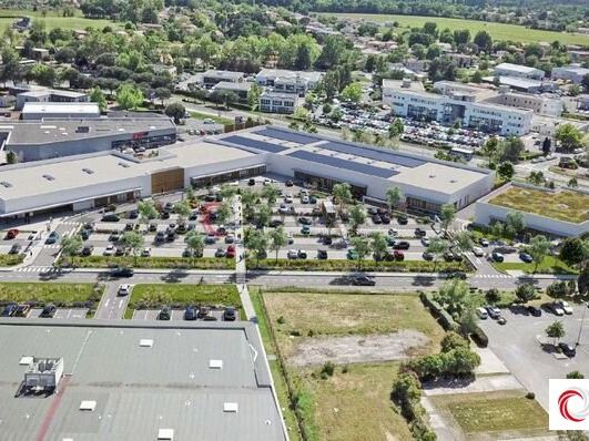 Location local commercial 802 m² divisibles à partir de 350 m²