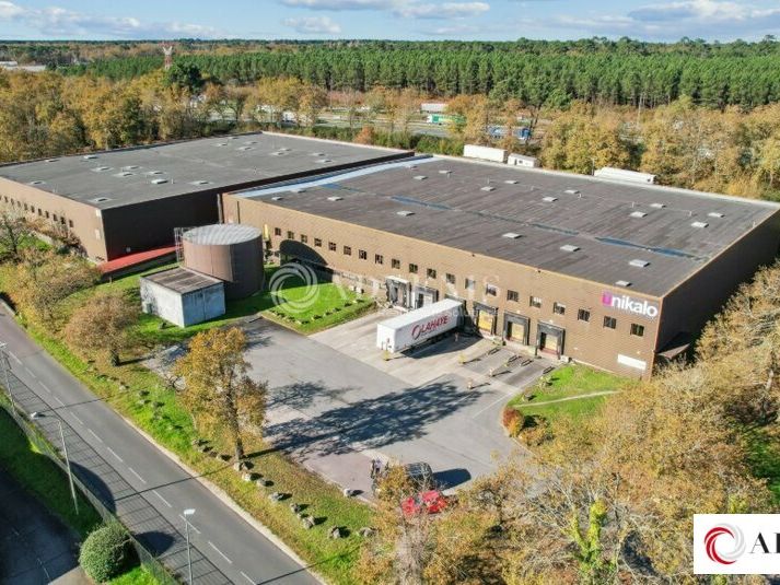 Location local d''activites 8927 m² divisibles à partir de 4420 m²