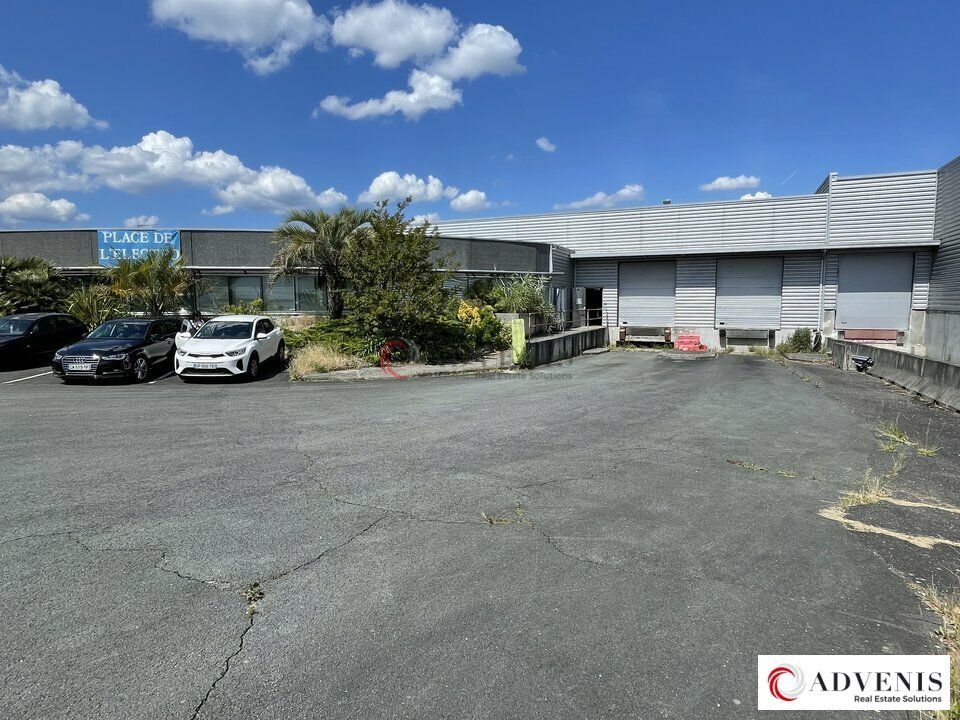 A LOUER - BATIMENT D'ACTIVITE DE 1465 M² AVEC 2 QUAIS - PROCHE ROCADE