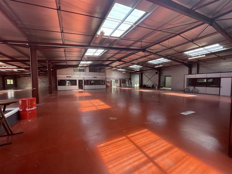Location local d''activites 1586 m² non divisibles