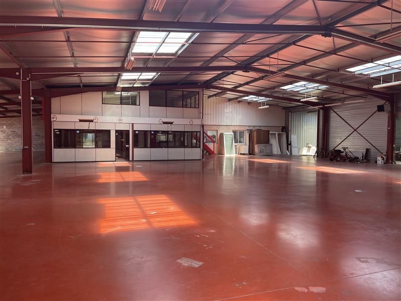 A LOUER BATIMENT D'ACTIVITE - 1 586 M² SUR AXE PASSANT