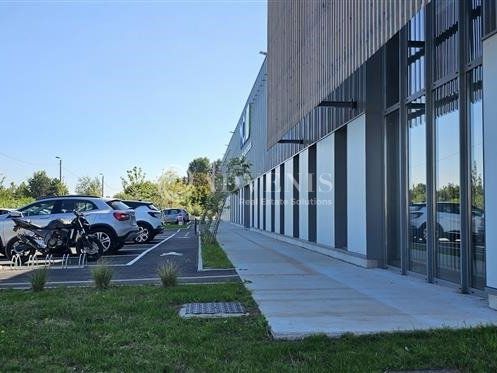 ENTREPÔT NEUF DE 707m²