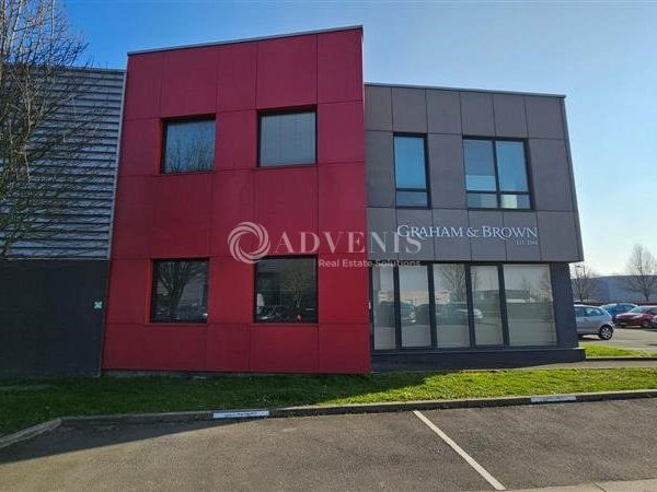 ENTREPÔT CLE EN MAIN AU COEUR DU PARC DES PYRAMIDES