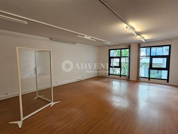 TOP EMPLACEMENT POUR CES BUREAUX DE STANDING AVEC STATIONNEMENTS