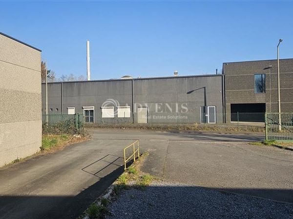 ENTREPÔT AVEC QUAI + PORTE SECTIONNELLE