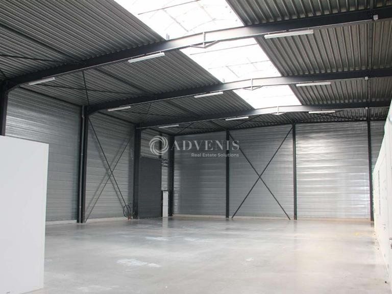 ACTIVITÉS AVEC BUREAUX DE 642 m² AVEC 2 PORTES SECTIONNELLES