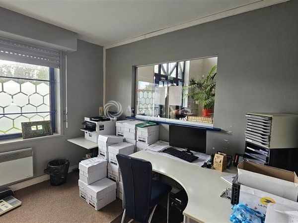 A VENDRE | IMMEUBLE INDEPENDANT DE 811 M² + 27 STATIONNEMENTS