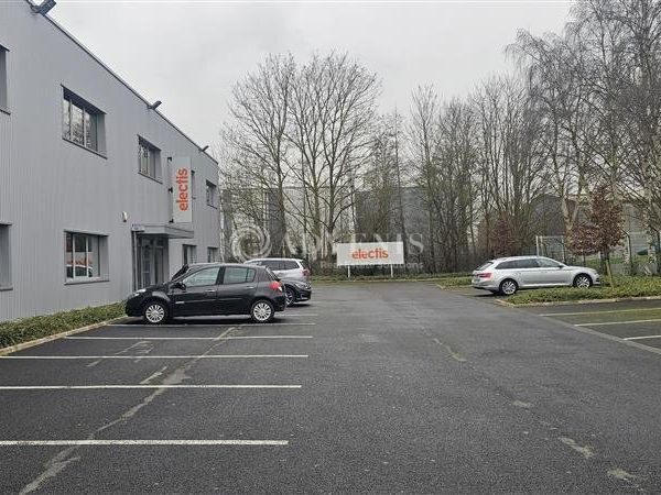 ENTREPÔT DE 1.334 M² AVEC BUREAUX ET MEZZANINE