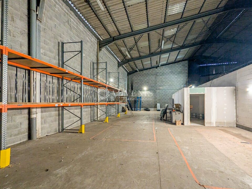 Location local d''activites 200 m² non divisibles