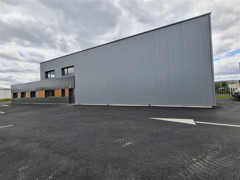 Hall d'activités neuf de 190 m² avec bureaux aménagés