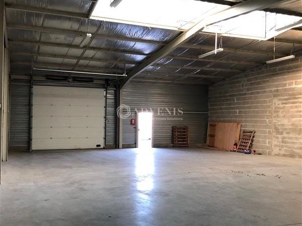 A louer dans la ZA d'AMBOISE / CHARGE : cellule d'activités d'environ 310 m² ,