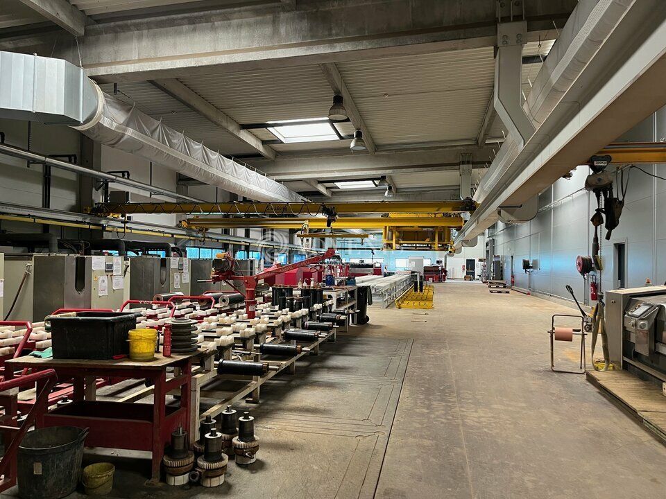 Location local d''activites 1400 m² divisibles à partir de 750 m²