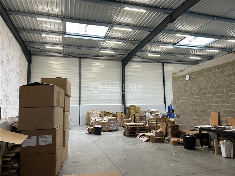 Cellule d'activités récente d'environ 499 m², disponible  à la location au Sud de Tours