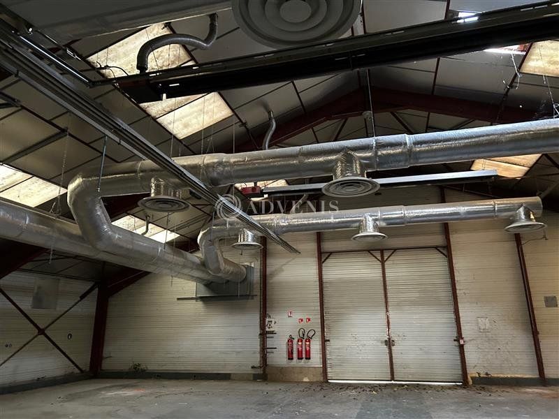 Entrepôt d'environ 1 100 m² à vendre, à proximité d'Amboise