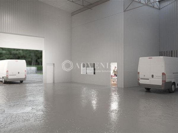 Local d'activités d'environ 2 308 m², à louer dans la ZA du Menneton à Tours