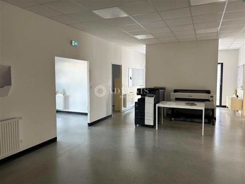 Atelier et bureaux d'environ 531 M², à vendre à AMBOISE (CHARGE)