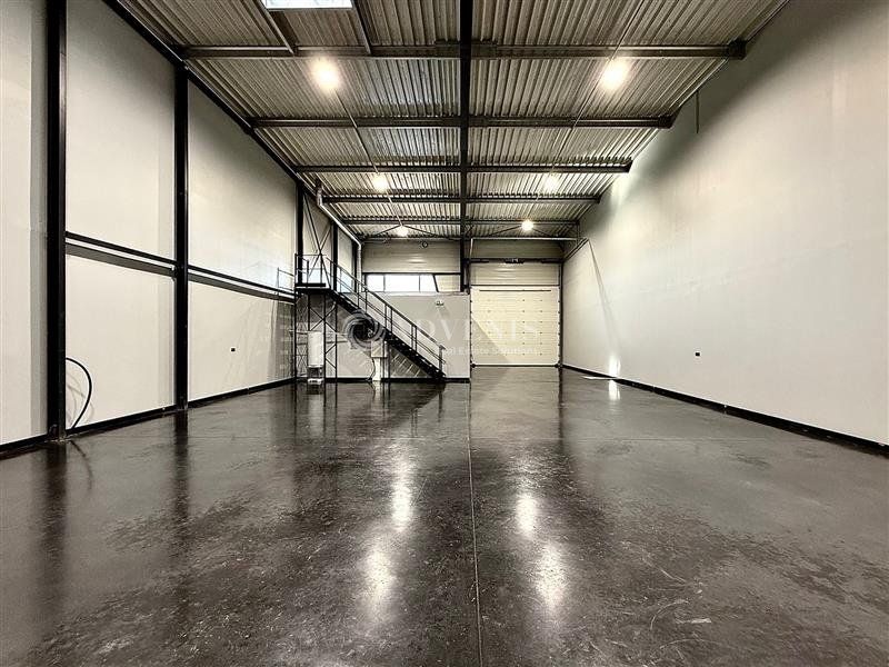 Location local d''activites 611 m² divisibles à partir de 301 m²