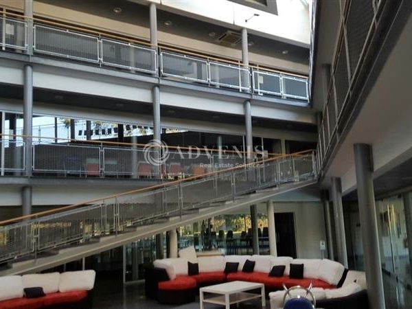 Bureaux d'environ 3 081 m² divisibles proposés à la location au Nord de Tours 