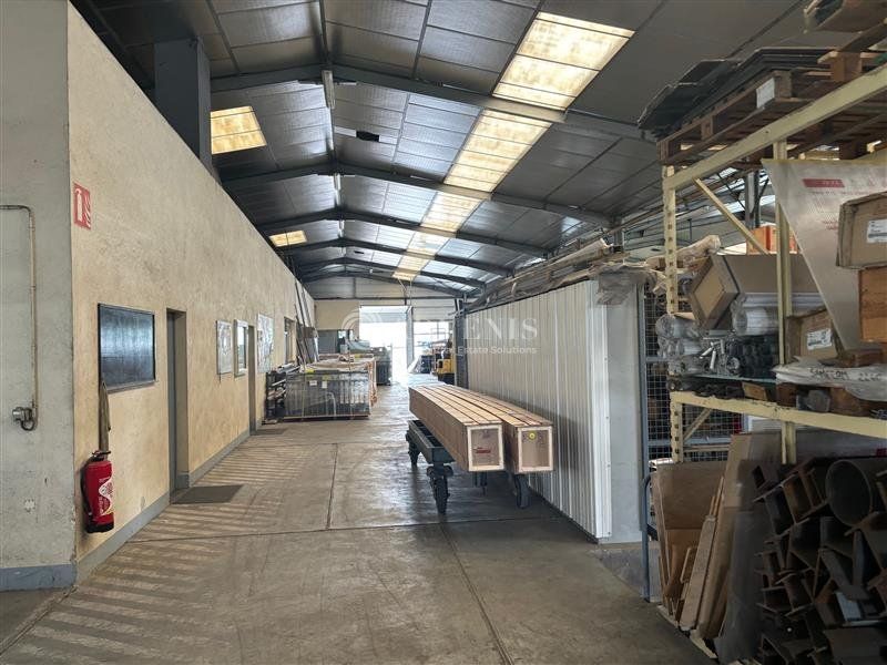 Location local d''activites 2032 m² non divisibles