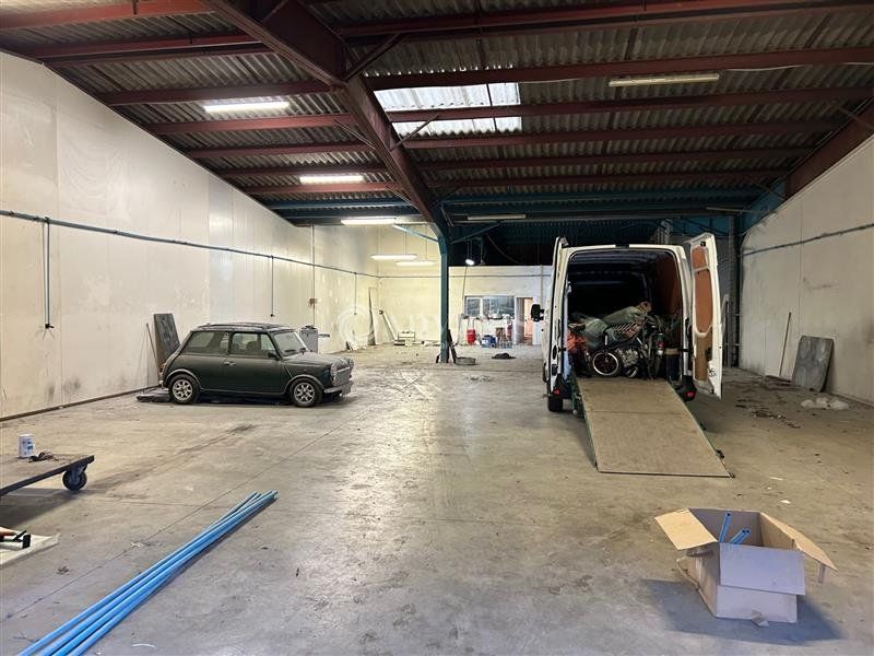 Local d'activités d'environ 417 m² à louer au sud de Tours