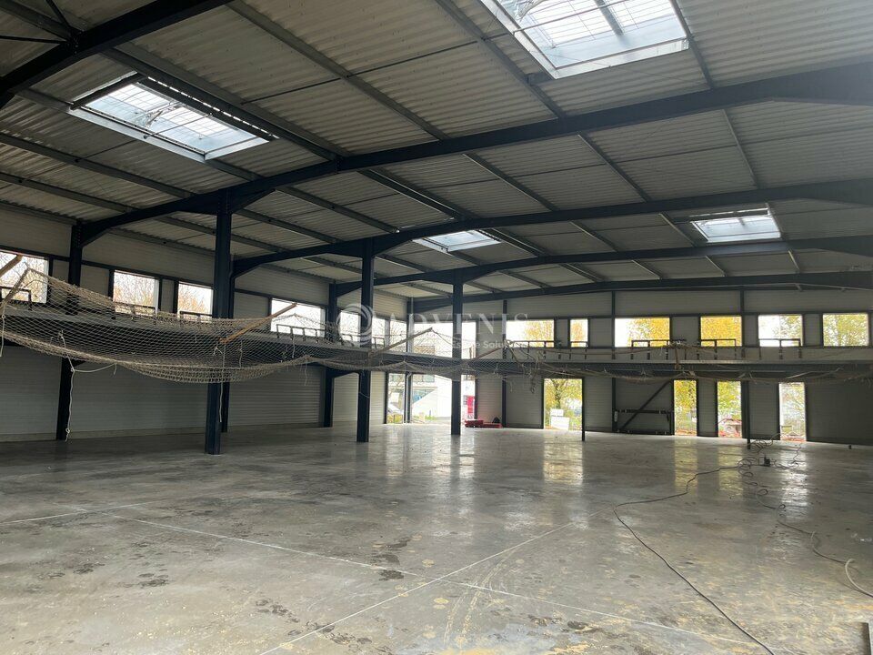 Vente local d''activites 2166 m² divisibles à partir de 319 m²