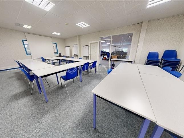 Environ 1 220 m² de bureaux et stockage à vendre à proximité d'Amboise