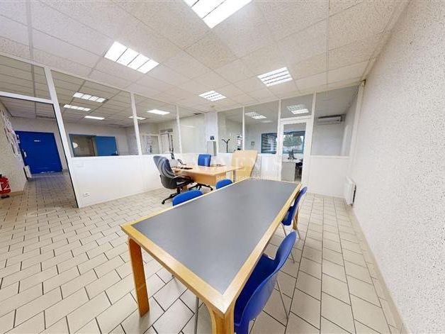 1220 m² pour ce local d'activites en vente à Nazelles negron