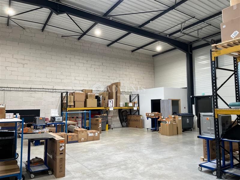 Locaux d'activités récents d'environ 544 m², à louer au sud de Tours