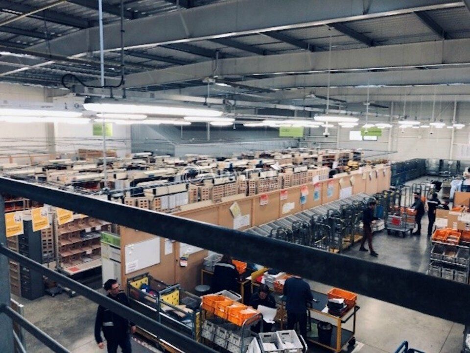 Bâtiment d'activités d'environ 1 669 m², à louer au sud de Tours