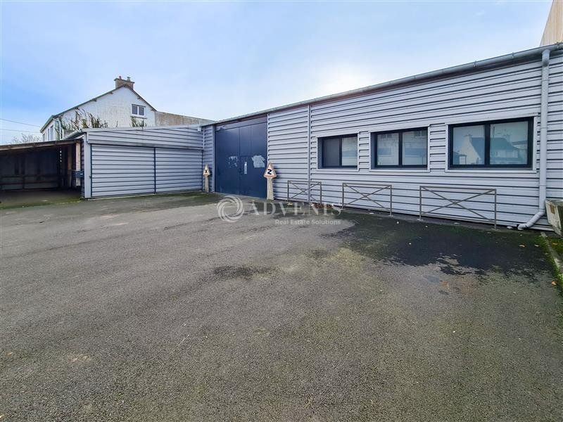 Local d'activités de 420 m² avec cour privative