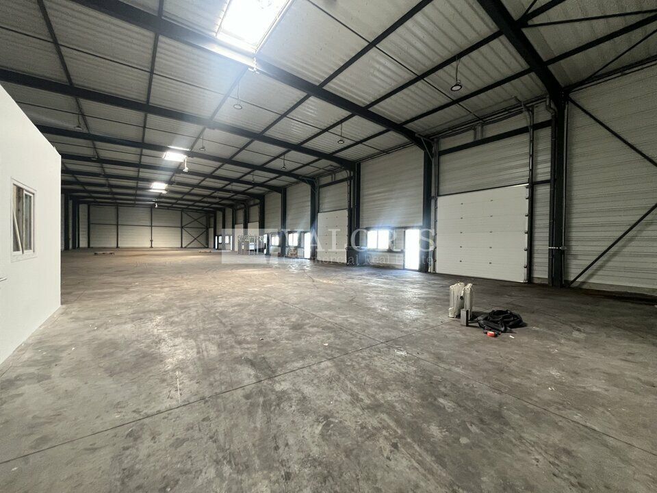 VALORIS REAL ESTATE vous propose cet entrepôt industriel et artisanal à la location. Sa localisation offre un accès rapide par l'A6 et profite d'un environnement verdoyant.