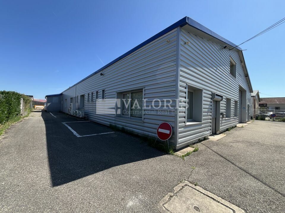  Valoris Real Estate vous propose à la location, un bâtiment de 1 200 m² d'activités avec bureaux, indépendant sur son terrain d'environ 2 000 m². Accès fermé et sécurisé. Proche des grands axes routiers. 
