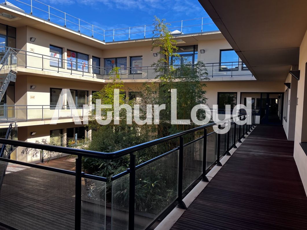 Location bureaux 292.84 m² à SAINT CONTEST