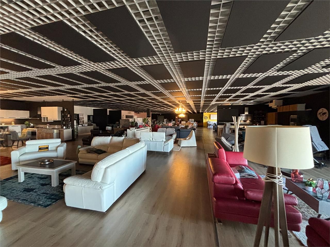 Location local commercial 1300.00 m² à FEYTIAT