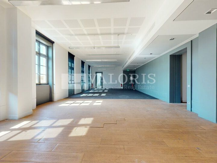 Bureaux d'exception de 611 m² en duplex, entièrement aménagés avec prestations haut de gamme — sol au choix du preneur.