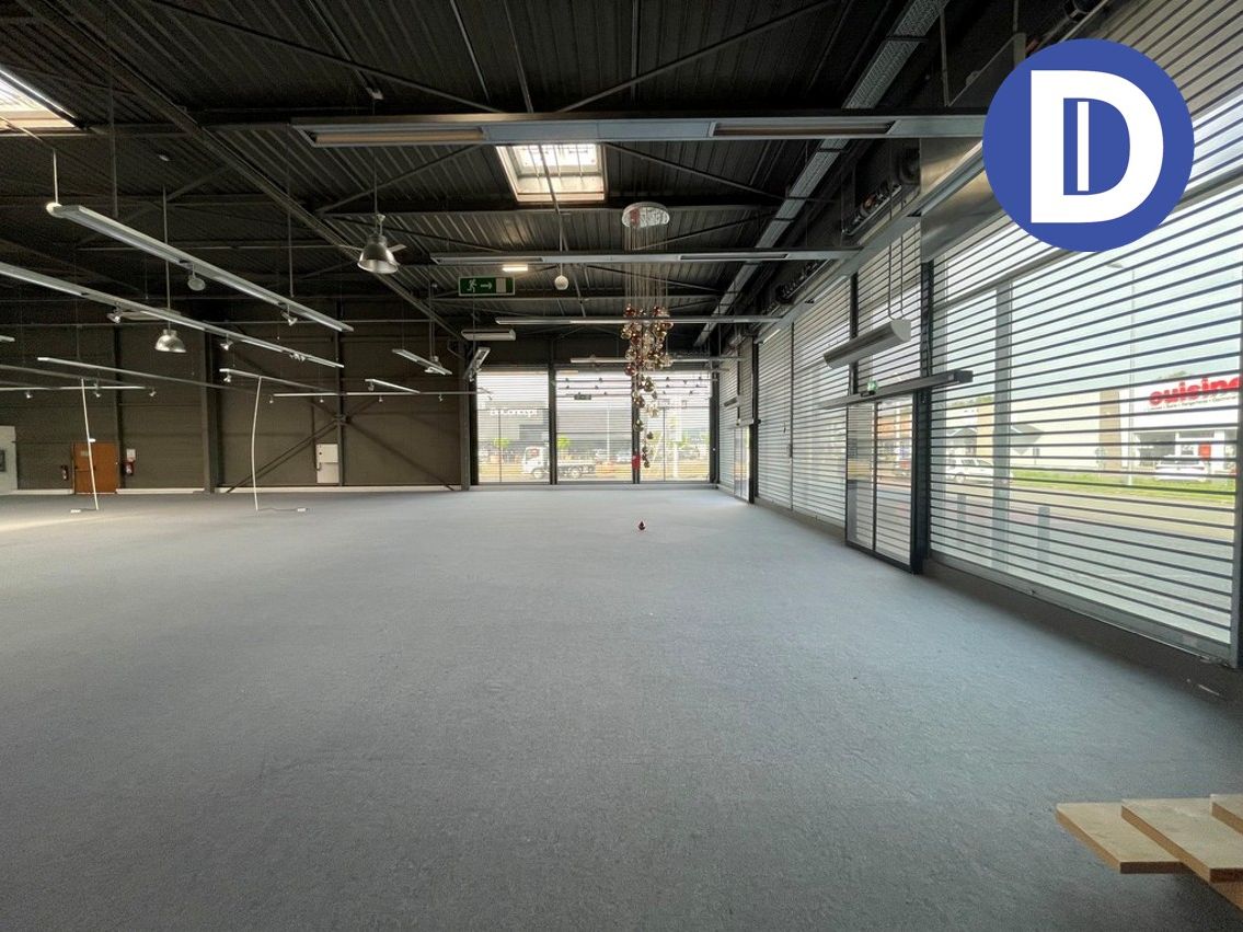 Location commerces 2059.80 m² non divisibles