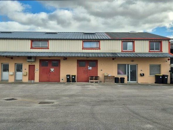 Location local d''activites 100 m² non divisibles