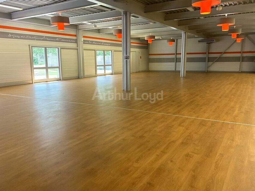 - A LOUER - idéale restauration - 2533m2