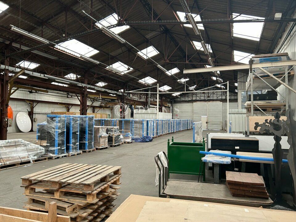 Bâtiment d'activité et bureaux d'environ 4 387 m², à vendre à proximité d'Amboise