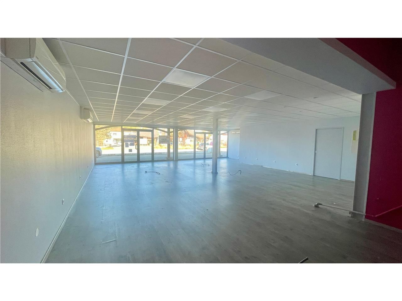 Location commerces 139 m² non divisibles